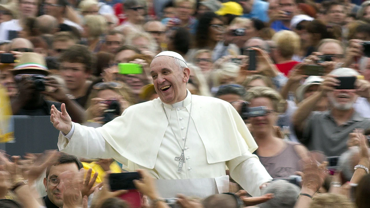 paus-franciscus-groet-de-menigte-tijdens-een-audientie-in-20 (1)